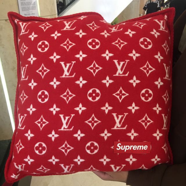 Supreme pillow lv top