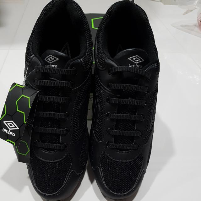 umbro black shoes