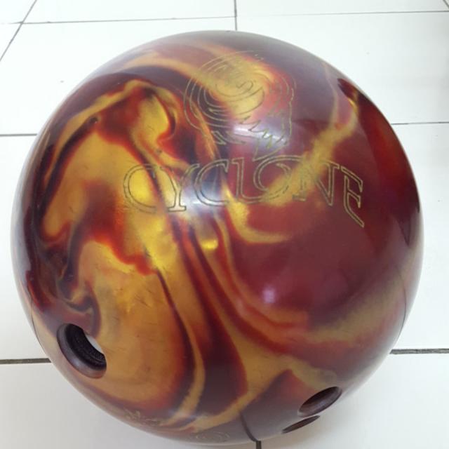 Bowling Ball Ebonite Cyclone Fireball, Sports Equipment, Sports & Games