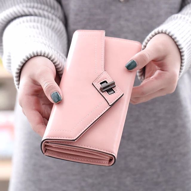 Wallet (Category: Wallets & Card Holders) located in Singapore. Submitted by young_vivacious (Listing ID 116525470, Image 3). Description: .