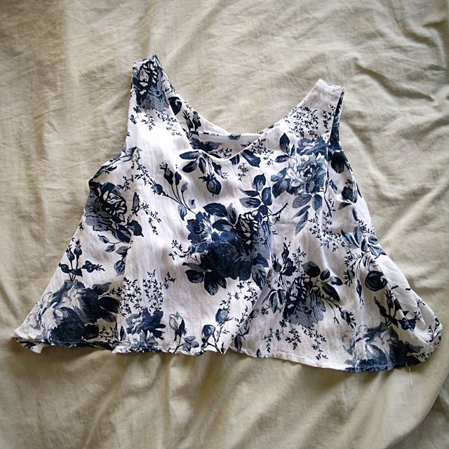 TRENDY CROP SLEEVELESS TOPS BUNDLE (Category: Sleeveless) located in Quezon City. Submitted by staples_ (Listing ID 116760035, Image 2). Description: .