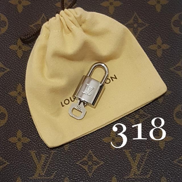 LOUIS VUITTON: Gold/Brass, Metal LV Logo Padlock & Key Set #318 (tj)