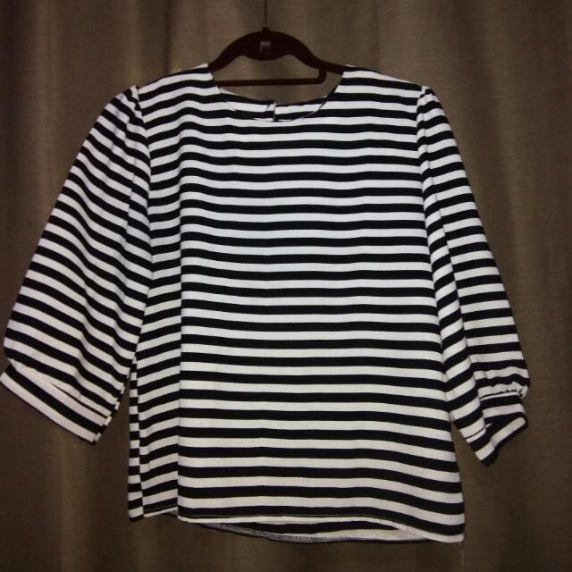 Black and White Office Blouse (Category: Blouses) located in Quezon City. Submitted by khernan (Listing ID 117072228, Image 1). Description: ONLY USED ONCE Brand: Unbranded (Free size) Measurements when laid flat: Bust: 47 cm Length: 53 cm Sleeve Length: 39 cm Arm Width: 14 cm Flaws: None #HappyCarouween.