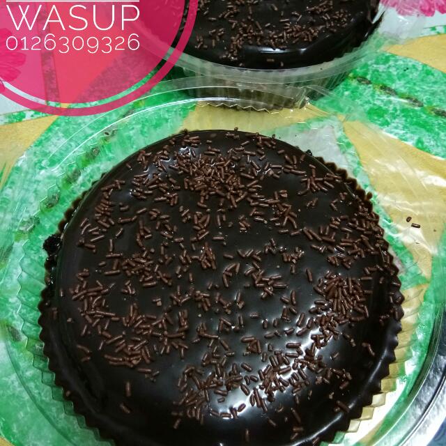 Kek Coklat Moist Food Drinks Baked Goods On Carousell