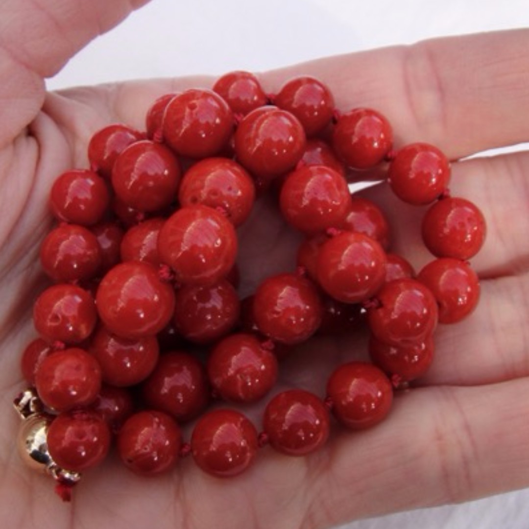 Red Mediterranean coral necklace with a carved coral clasp, 18 kt