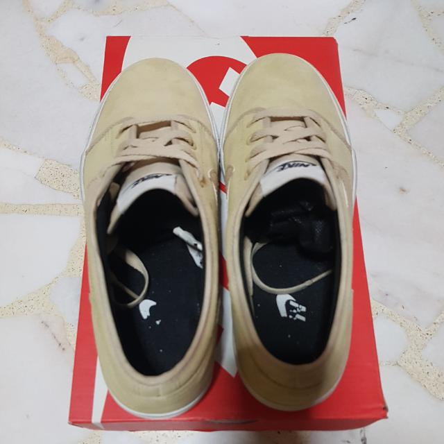 nike toki low shoes