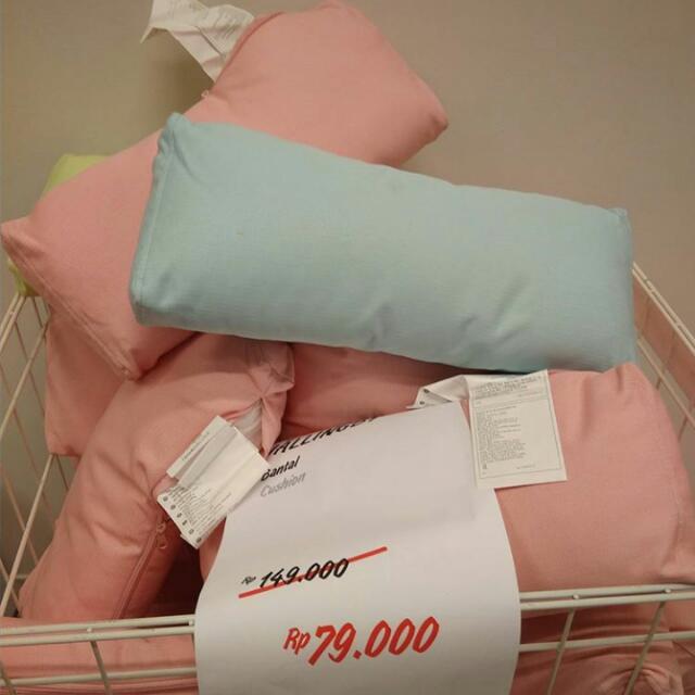 Bantal Sofa Ikea Perabotan Rumah Di Carousell Di ikea, anda dapat memilih sofa dengan berabagai ukuran mulai dari yang paling sedikit dudukannya sampai yang paling besar seperti di antaranya bantal sofa ikea