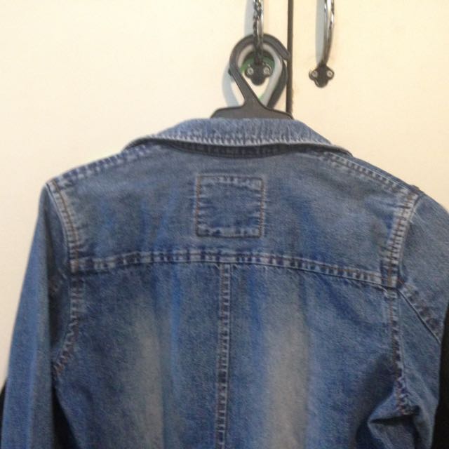DENIM JACKET (Category: Coats, Jackets and Outerwear) located in Quezon City. Submitted by staples_ (Listing ID 117420472, Image 2). Description: .