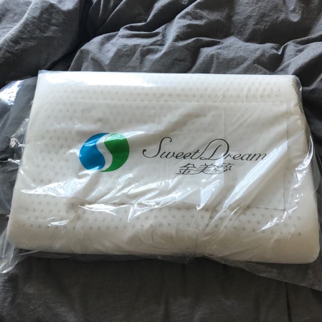 2個枕頭金美夢Memory Touch Pillow, 傢俬＆家居, 傢俬, 床架及床褥- Carousell