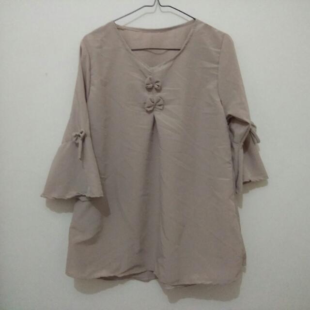 Baju Atasan Model Lengan Lonceng Fesyen Wanita Pakaian Wanita Atasan Di Carousell