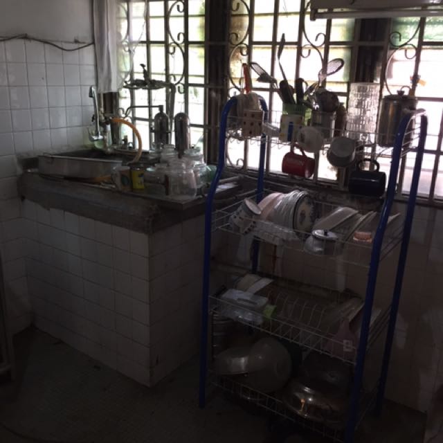 Rak Pinggan Peralatan Dapur Di Carou Tunjuk Banyak Lagi Peralatan Dapur Photo