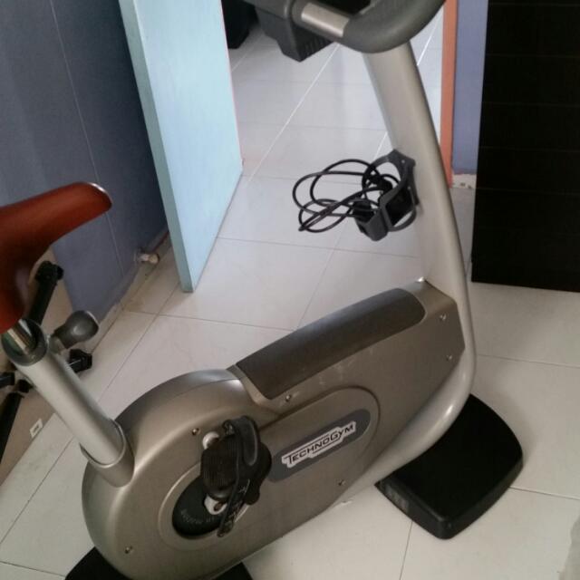 Technogym excite 2025 700 upright bike