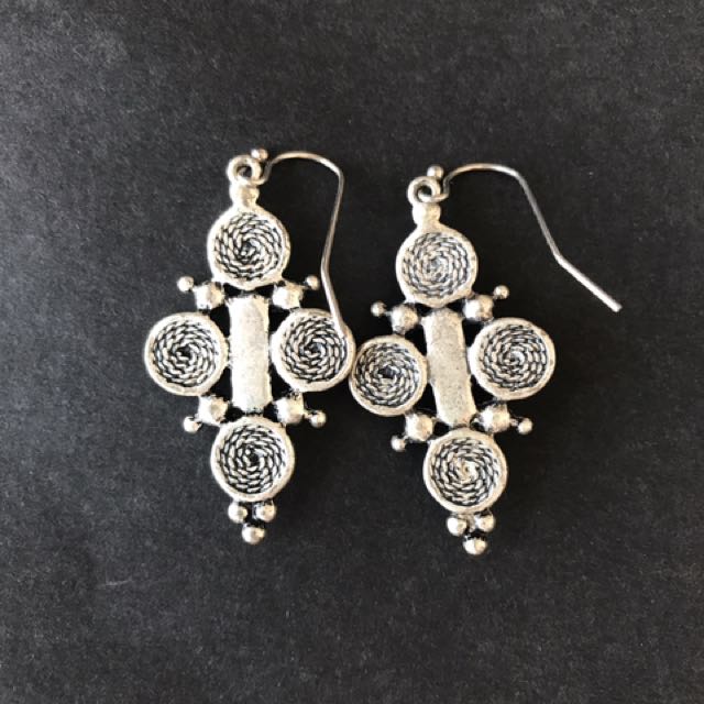 Ear Ring (Category: Other Accessories) located in Singapore. Submitted by aoyi_yang (Listing ID 118040211, Image 2). Description: .