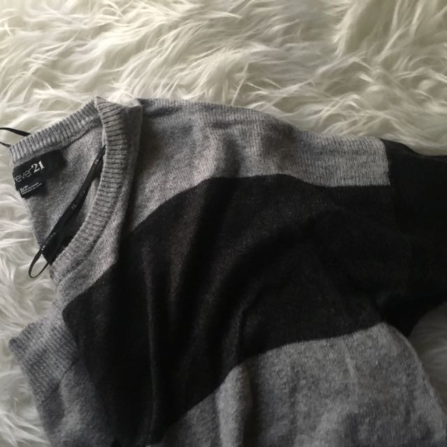 F21 Knit Sweater (Category: Coats, Jackets and Outerwear) located in Quezon City. Submitted by rawspeace (Listing ID 118088413, Image 1). Description: .