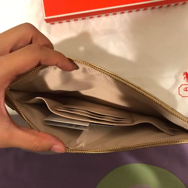 Authentic Coach Pouch (Category: Purses & Pouches) located in Singapore. Submitted by mouldbread (Listing ID 118664821, Image 2). Description: .