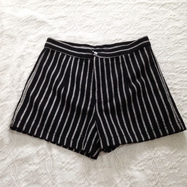 FREE SHIPPING HW SHORTS (Category: Shorts) located in Quezon City. Submitted by staples_ (Listing ID 118723339, Image 1). Description: .