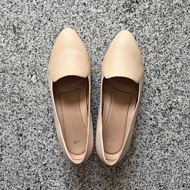 Naturalizer nude best sale flats