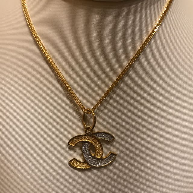 916 22K Chanel Gold Pendant