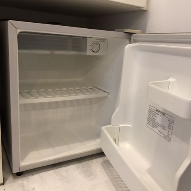 SAMSUNG Mini Fridge, TV & Home Appliances, Kitchen Appliances