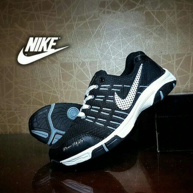 Sepatu Sport Nike Airmax Badminton Hitam Putih Casual Sneaker Pria Fesyen Pria Sepatu Sneakers Di Carousell