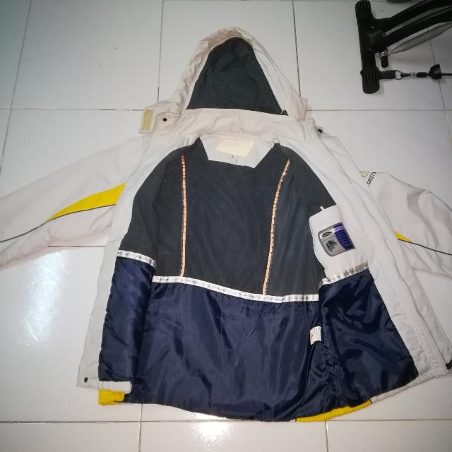 Winter Jacket (Category: Others) located in Puchong. Submitted by rafini72090 (Listing ID 118849040, Image 2). Description: Winter Jacket condition everything ok, Size L Used only 3 x Head cover detachable Rm50 Rafi puchong 0133409730.