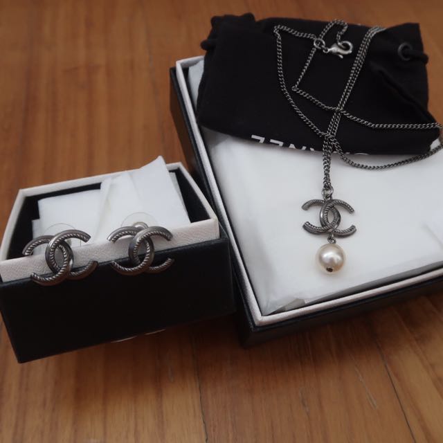 Preloved Chanel Necklace And Earrings Set Costume Jewelry Luxury Photo