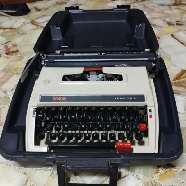Type Writter (Category: Other Stationery & Craft) located in Singapore. Submitted by oi.w.lai (Listing ID 119161706, Image 2). Description: Model: Brother (Deluxe 762TR).