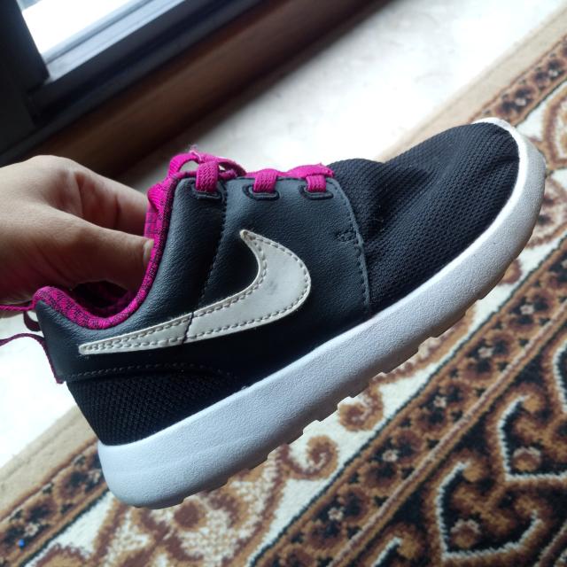 Girls black sales and pink nike