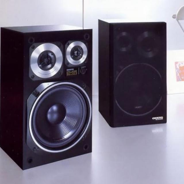 A Pair Of Vintage Onkyo D1R Bookshelf Speakers, Electronics, Audio on