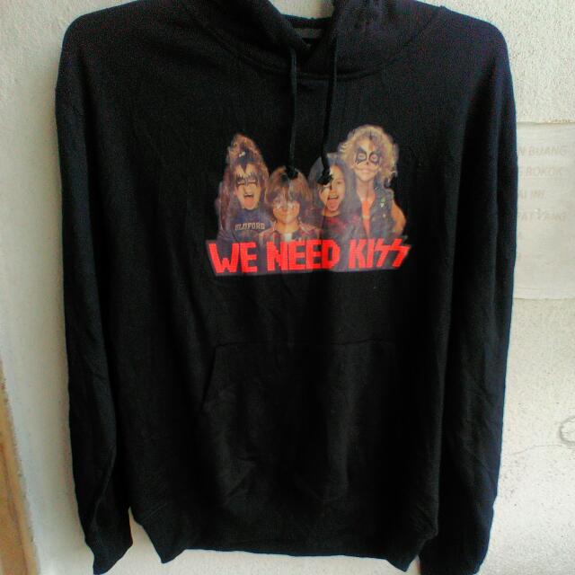 Sweater We Need Kiss Men S Fashion Clothes On Carousell