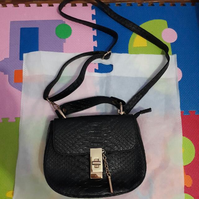 Harga tas les sales femmes sling bag