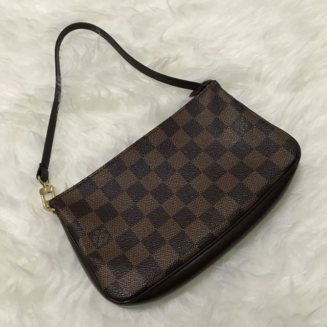 Louis Vuitton LV Navona Pochette Shoulder Bag, Luxury, Bags & Wallets on  Carousell