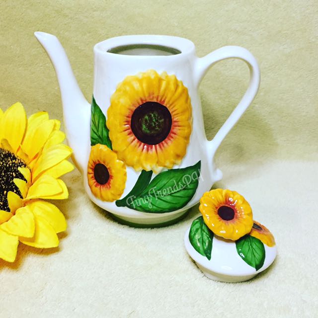🌻 Sunflower Teapot ☕️🌻 (Category: Coffee & Tea Tableware) located in Makati City. Submitted by tinytrendsph (Listing ID 120048071, Image 1). Description: .
