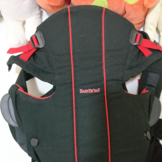 baby bjorn carrier black and red