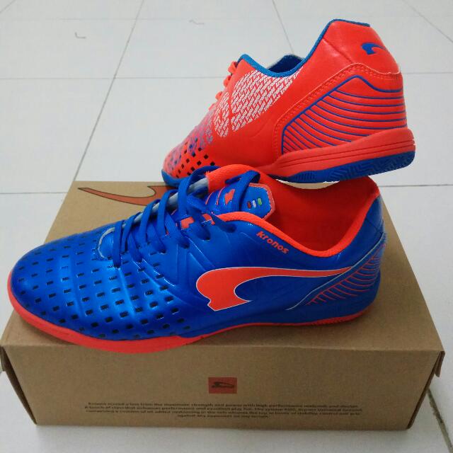 kasut futsal asics