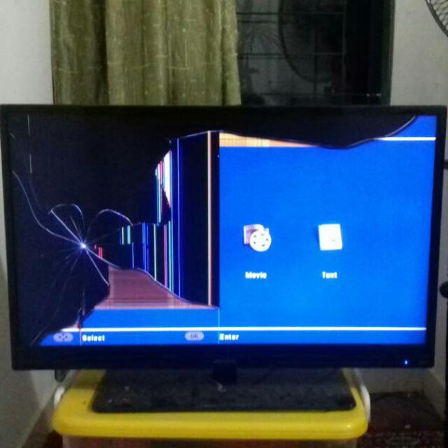 Philips 32' LCD TV (Damaged), TV & Home Appliances, TV & Entertainment