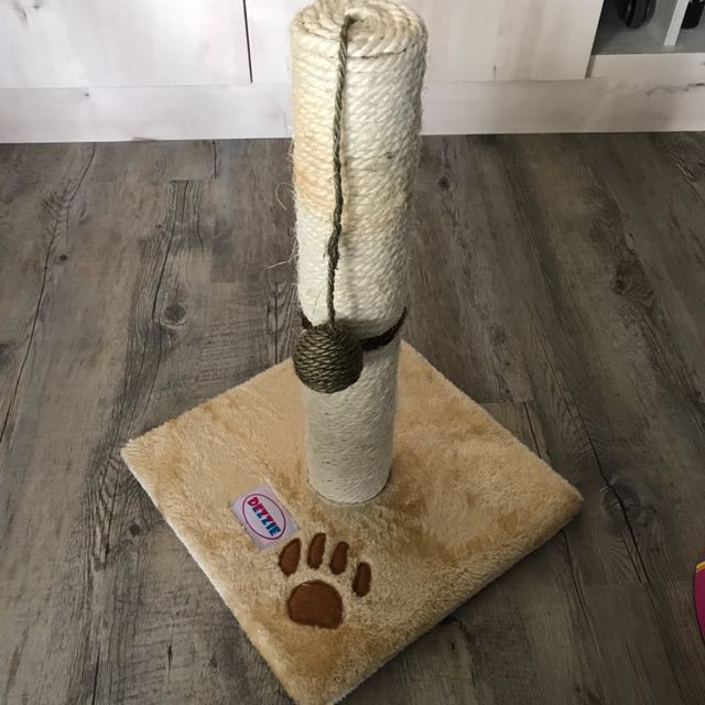 Cat Scratch Pole / Tower, Pet Supplies, Homes & Other Pet Accessories