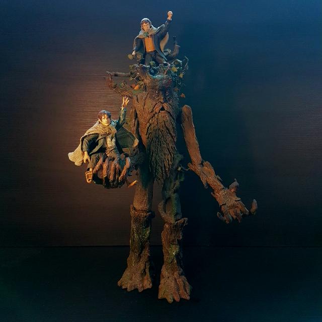 lord_of_the_rings_treebeard_the_talking_ent_with_pippin__merry_hobbit_toybiz_marvel_enterprise_inc_1_1501920355_57a2cf3f.jpg