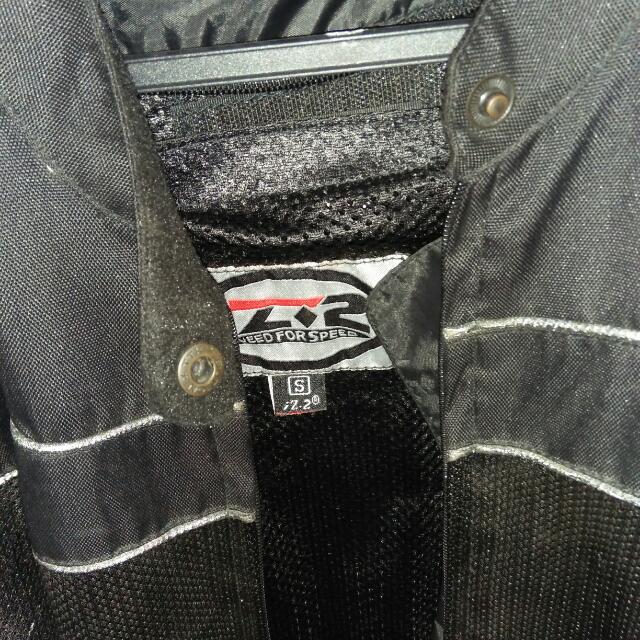 Jacket (Category: Auto Accessories) located in Shah Alam. Submitted by prelovedbelovedstuff (Listing ID 120437908, Image 2). Description: size S condition tip top include pad.