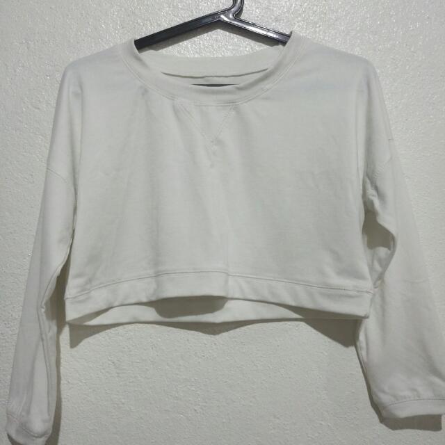 White Cropped Hoodie (Category: Coats, Jackets and Outerwear) located in Quezon City. Submitted by misspee (Listing ID 120312538, Image 1). Description: .