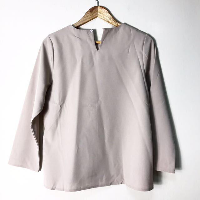 Basic Top (Category: Blouses) located in Singapore. Submitted by bythfc (Listing ID 120569144, Image 4). Description: .