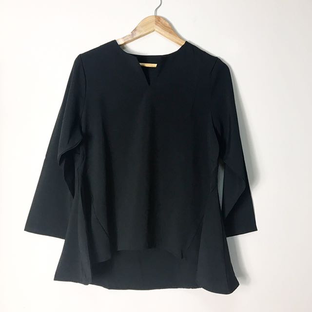 Basic Top (Category: Blouses) located in Singapore. Submitted by bythfc (Listing ID 120569144, Image 3). Description: .