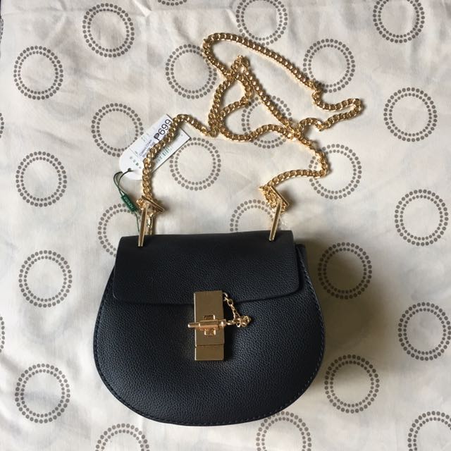 Classic Chain Shoulder Bag w/ Tag (Category: Shoulder Bags) located in Muntinlupa City. Submitted by raidmytreasures (Listing ID 120506046, Image 1). Description: .
