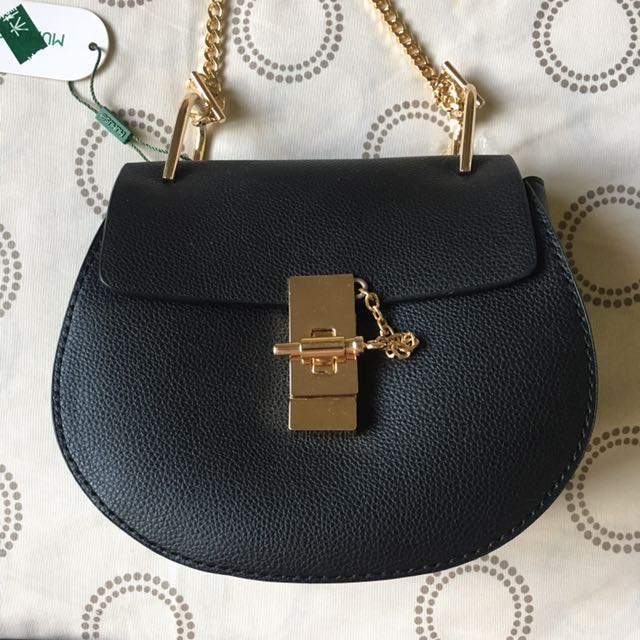Classic Chain Shoulder Bag w/ Tag (Category: Shoulder Bags) located in Muntinlupa City. Submitted by raidmytreasures (Listing ID 120506046, Image 2). Description: .