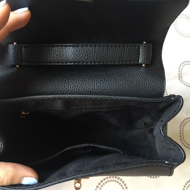 Classic Chain Shoulder Bag w/ Tag (Category: Shoulder Bags) located in Muntinlupa City. Submitted by raidmytreasures (Listing ID 120506046, Image 3). Description: .