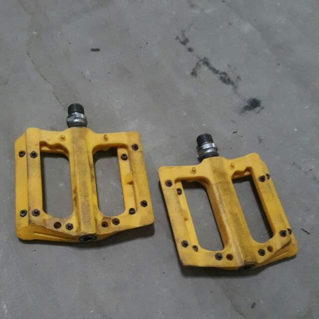 nukeproof yellow pedals
