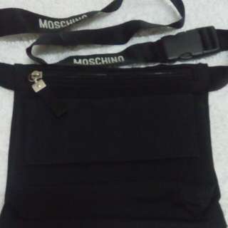 MOSCHINO斜背包～