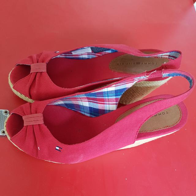 red hilfiger shoes