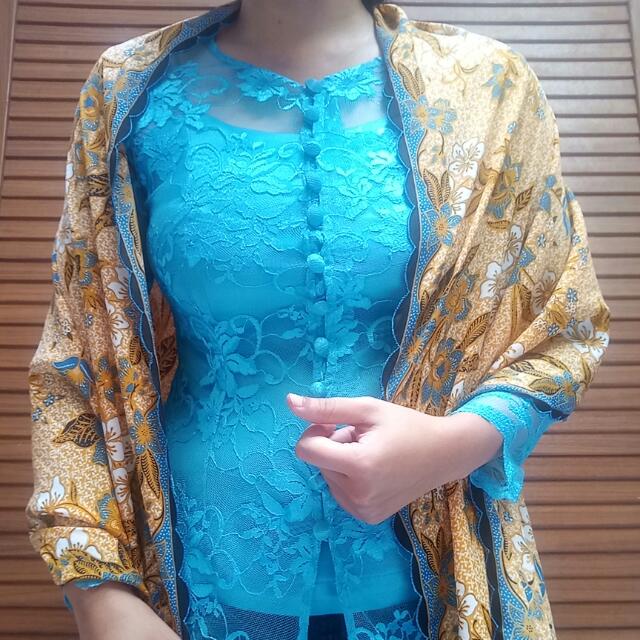 1 Set Kebaya Brokat V Neck Fesyen Wanita Pakaian Wanita Gaun Rok Di Carousell