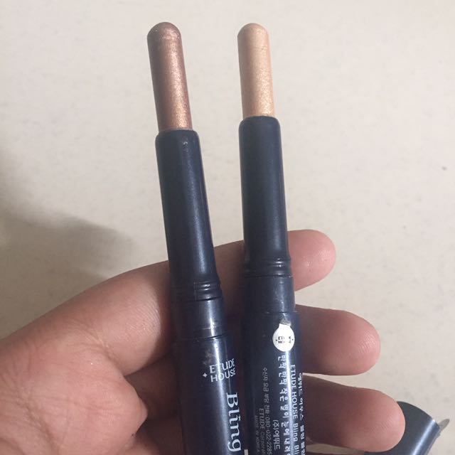 Bling Bling Eyeshadow Stick Etude House Kesehatan Kecantikan Rias Wajah Di Carousell Etude house has an eye mix & stick product with eyeshadow stick on one end and eyeliner in a complementing shade on the other end. carousell